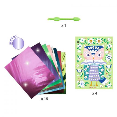Folhas metálicas coloridas e ferramenta de aplicação incluídas no kit Djeco "Lindo Bosque".