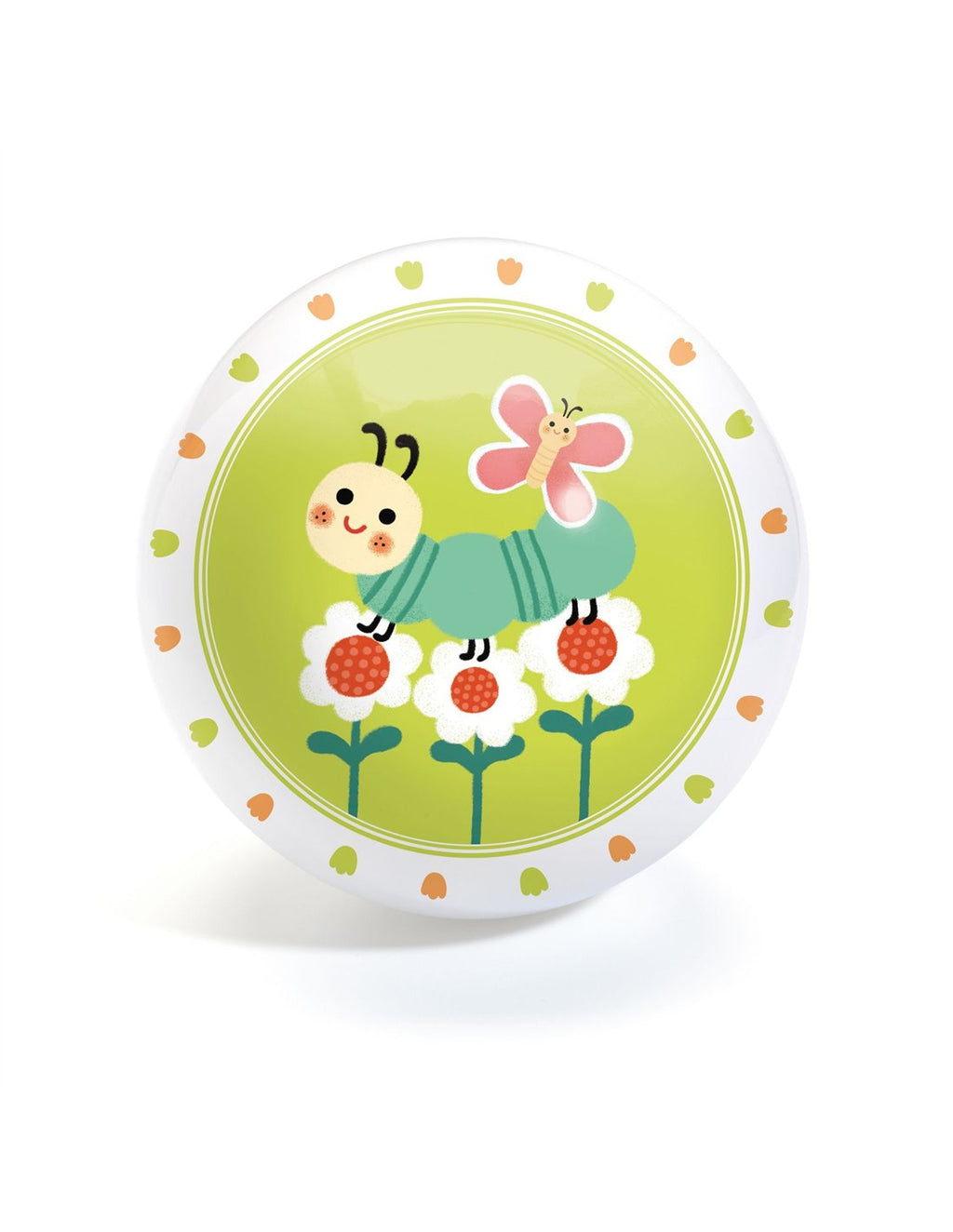 Bola inflável Djeco com ilustração de uma lagarta verde sorridente com uma borboleta rosa pousada nas suas costas, sobre flores brancas e um fundo verde-lima.