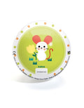 Parte inferior da bola inflável Djeco com ilustração de um rato branco segurando uma flor amarela sobre fundo verde-lima, com certificações CE e informações de fabrico.