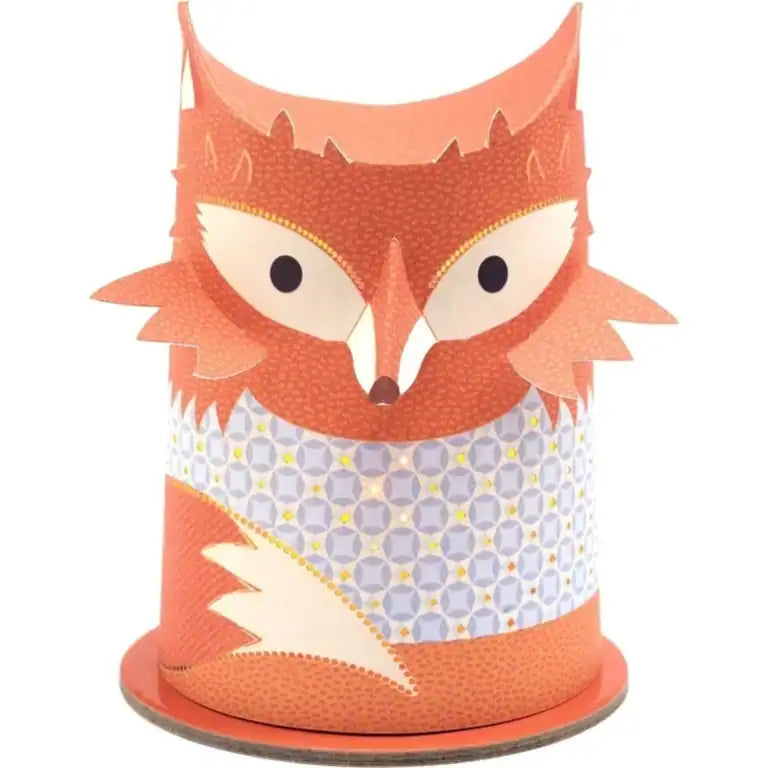 Candeeiro de presença noturna Djeco em forma de raposa, com design decorativo em papel recortado e base geométrica.