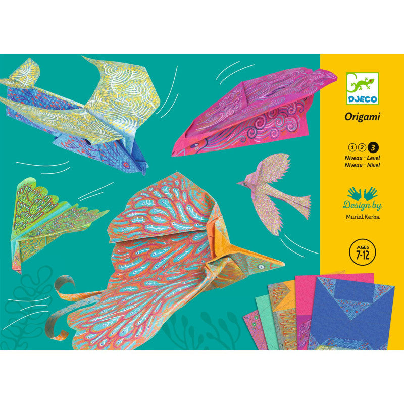 Embalagem do kit Djeco Origami Asas Velozes, mostrando quatro aviões de papel coloridos e desenhados, e o logótipo Djeco.