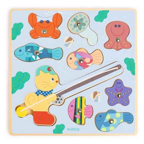 Vista detalhada do puzzle de madeira com as 9 peças de animais marinhos coloridos, incluindo um gato a pescar, prontas para serem encaixadas ou apanhadas.