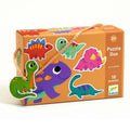 Caixa do puzzle Djeco Puzzle Duo Dinossauros com ilustrações de vários dinossauros coloridos e um exemplo de puzzle pendurado.
