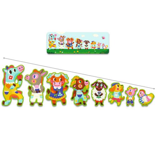 Os 8 animais da quinta do puzzle Djeco dispostos em linha, ordenados do maior (cavalo) para o mais pequeno (pinto), com a imagem de referência no topo.