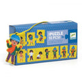 Caixa azul do Puzzle Djeco "Estou a Vestir-me" com 10 peças, mostrando o menino a vestir-se, e um pendente de madeira com o boneco vestido.