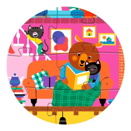 Detalhe do Djeco Puzzle Gigante Casa dos Amigos 36 peças: urso lê livro no sofá com gato.
