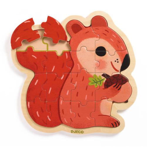 Djeco Puzzle de Madeira 16 peças com ilustração de um esquilo laranja a segurar uma bolota, encaixado numa moldura de madeira com a forma do animal.