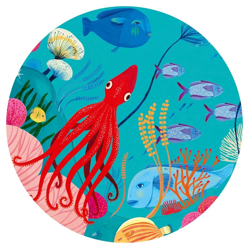 Close-up da ilustração do Djeco Puzzle Observação Aquático 54 Peças, com destaque para um polvo vermelho e diversos peixes coloridos em um ambiente marinho.
