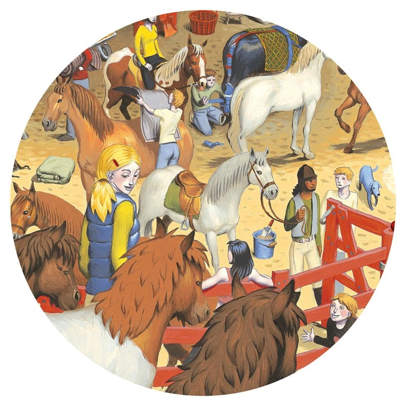 Close-up circular de uma seção do puzzle Djeco Equitação, focando em pessoas e cavalos na cena detalhada.