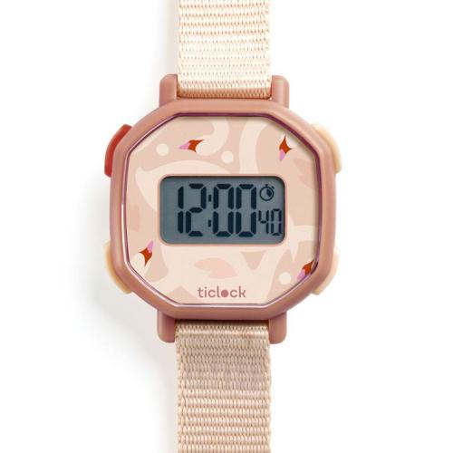 Detalhe do Djeco Relógio Digital cor de rosa pálido com bracelete bege e mostrador com ilustrações subtis de pássaros.