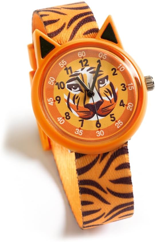 Detalhe em close-up do relógio Djeco com mostrador laranja em forma de cabeça de tigre, ponteiros e numeração clara para horas e minutos.