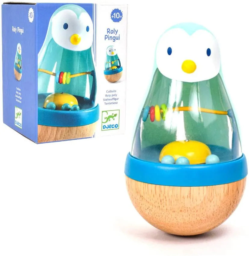 Djeco Roly Pingui na embalagem e fora dela: um chocalho em forma de pinguim com base de madeira e interior com contas coloridas.