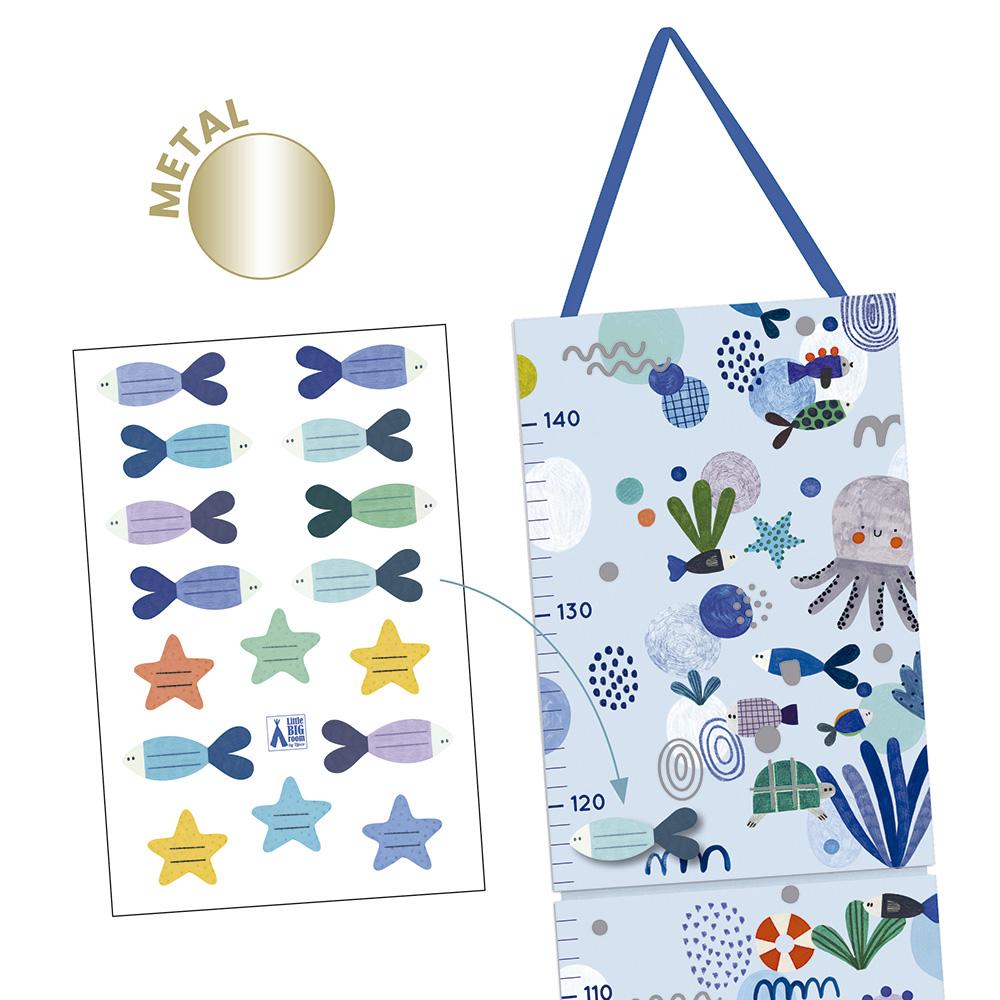 Tabela de altura infantil Djeco "Aquatic Life" com ilustrações marinhas e folha de autocolantes reposicionáveis em forma de peixes e estrelas para marcar o crescimento.
