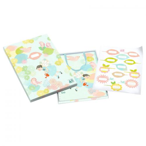 Vista geral dos componentes da Tabela de altura Djeco "Spring": a tabela dobrada, a caixa de arrumação e a folha de autocolantes decorativos.