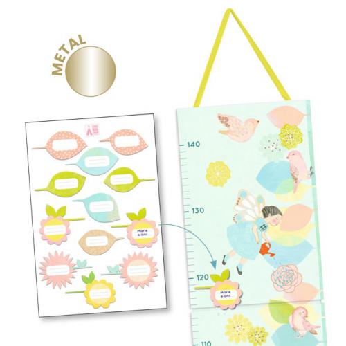 Tabela de altura Djeco "Spring" com escala de medição e conjunto de autocolantes reposicionáveis com formas de folhas e flores. Destaque para o acabamento em metal dourado.