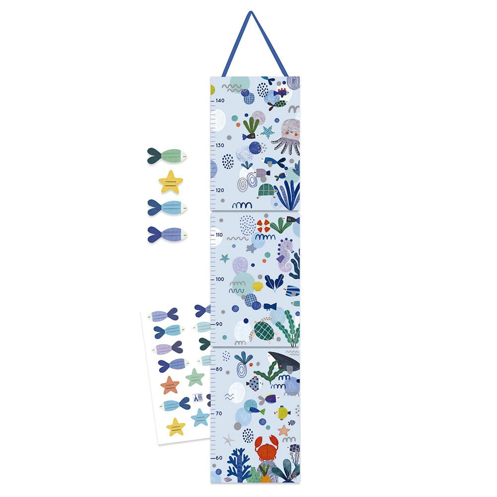 Tabela de altura Djeco com os autocolantes de personalização (peixes e estrelas) ao lado, mostrando a graduação de 60 cm a 1,40 m e ilustrações de criaturas marinhas.