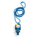 Colar amuleto Djeco Tinyly com figura de menina de cabelo azul e estrela amarela, pendurado num fio de contas azul.
