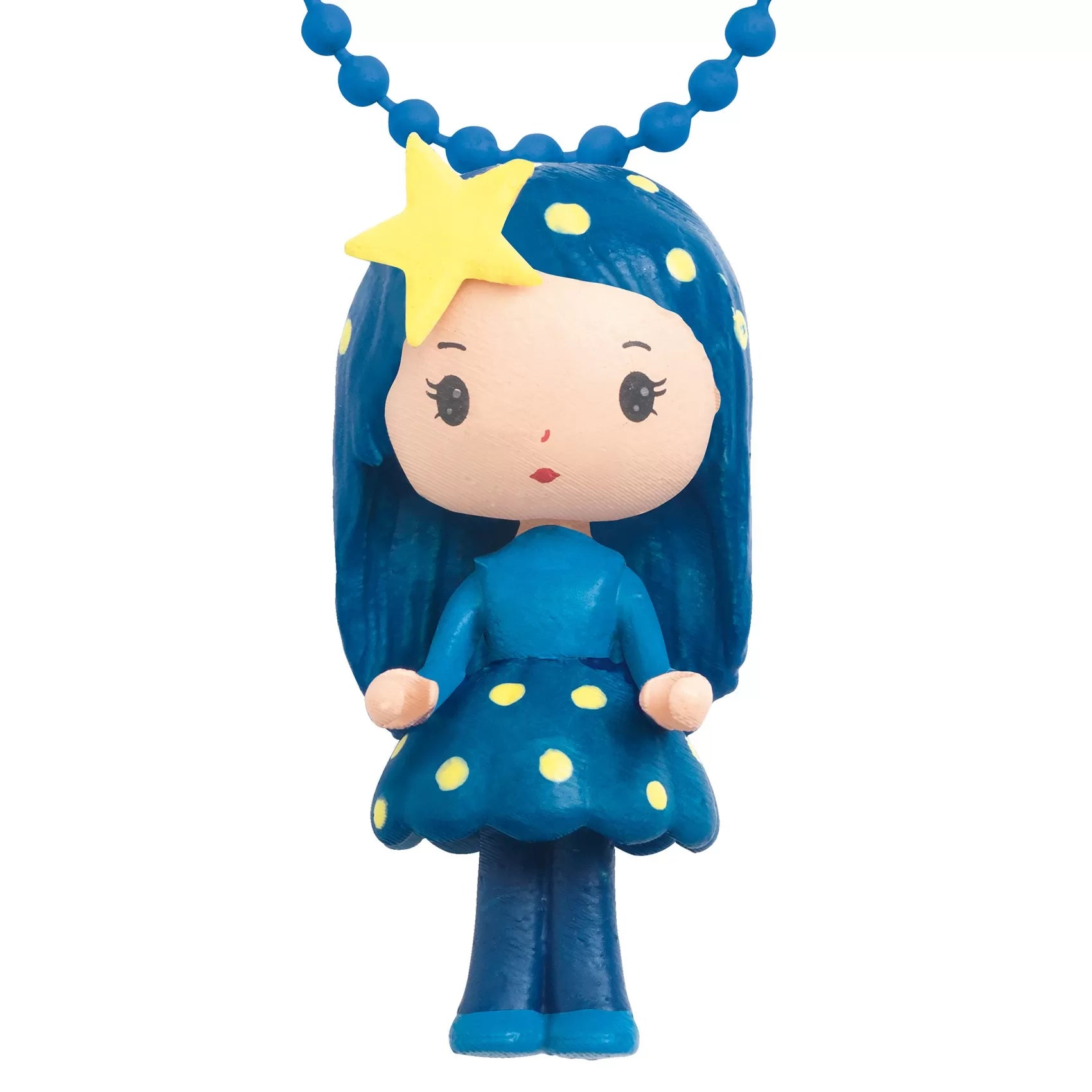 Close-up da figura Tinyly com cabelo azul escuro e estrela amarela, vestida de azul com bolinhas amarelas, parte do colar amuleto.