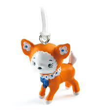 Porta-chaves Djeco Tinyly de uma raposa laranja e branca com detalhes florais azuis, ideal para mochilas.