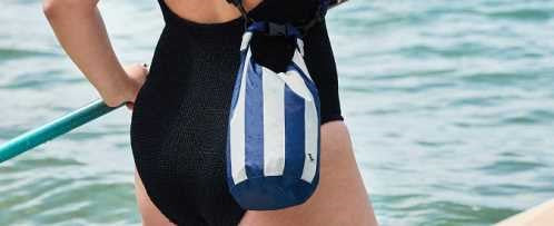 Bolsa impermeável Dock and Bay de 5 litros em azul claro para proteção de objetos em atividades aquáticas.