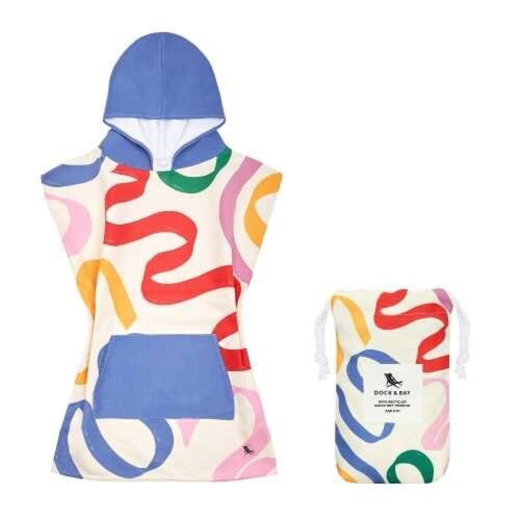 Poncho de praia/piscina Dock and Bay para 6-10 anos com padrão de fitas coloridas, capuz azul e bolso frontal, ao lado da sua bolsa de transporte compacta.