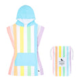 Poncho infantil Dock and Bay de secagem rápida, com padrão de riscas verticais em tons pastel, capuz azul claro e bolsa de transporte incluída.