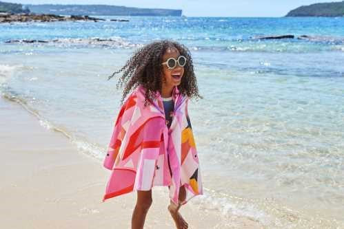 Toalha de praia Dock and Bay L (160x90cm) desdobrada, exibindo um padrão vibrante e colorido, ideal para lazer na areia ou piscina.