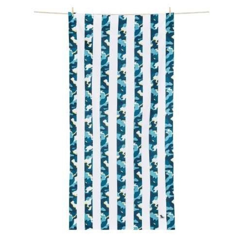 Toalha de praia Dock and Bay de secagem rápida com riscas azuis e brancas alternadas com padrão camuflado azul, pendurada num varal.