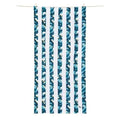 Toalha de praia Dock and Bay de secagem rápida com riscas azuis e brancas alternadas com padrão camuflado azul, pendurada num varal.
