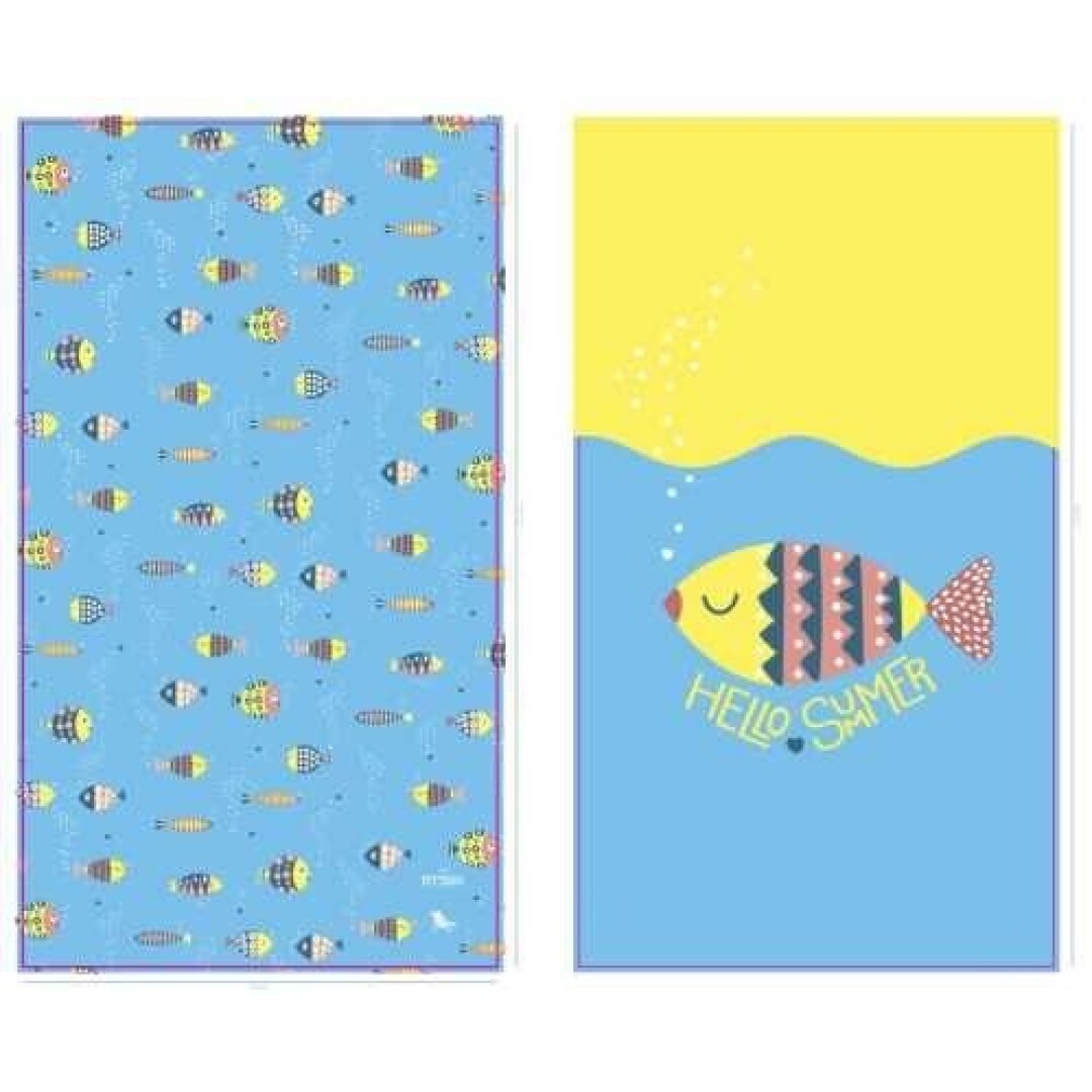 Duas faces da toalha de praia Dock and Bay com padrão de peixes coloridos em fundo azul e um peixe amarelo grande com o texto "Hello Summer" submerso.