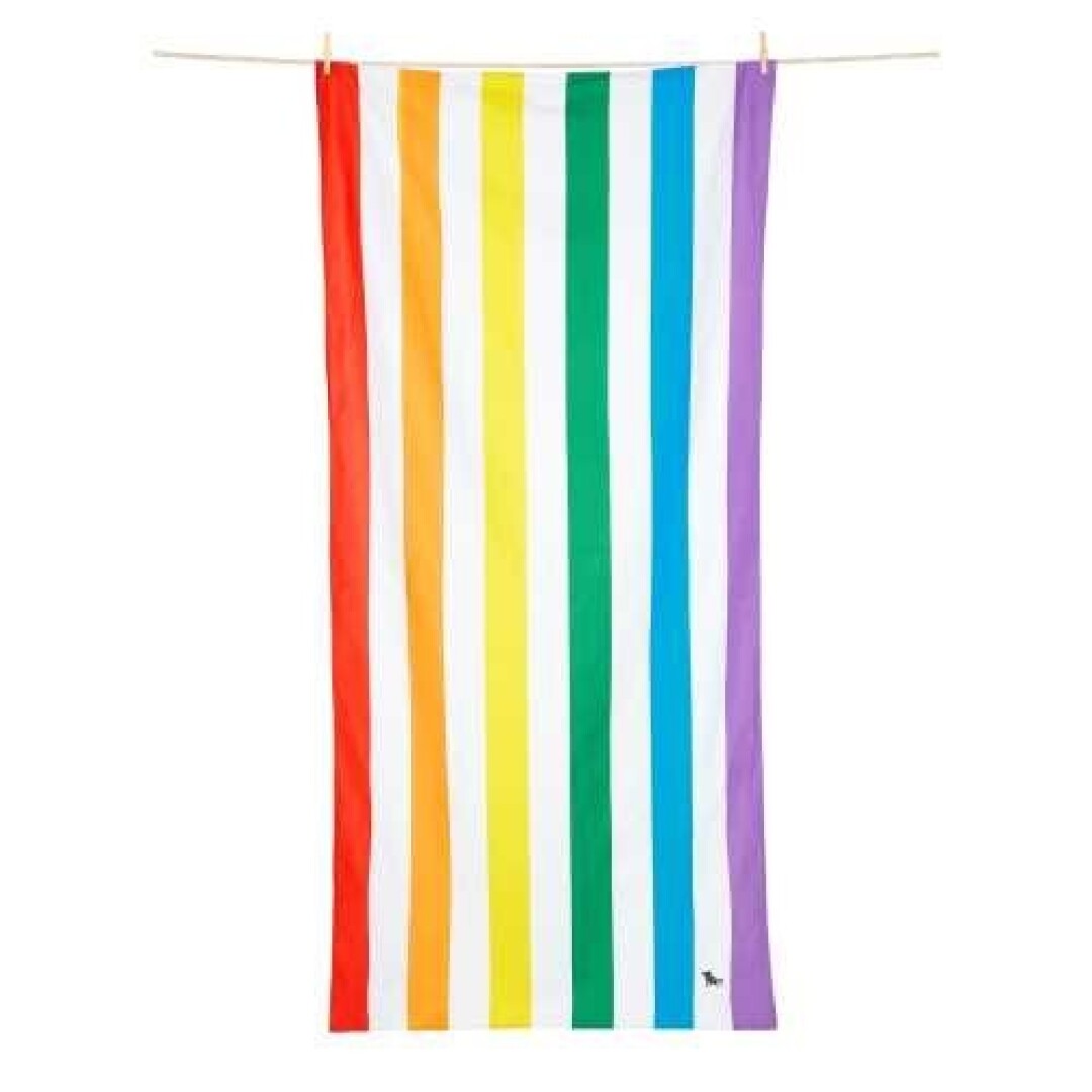 Toalha de praia Dock and Bay de secagem rápida com riscas verticais vibrantes de arco-íris (vermelho, laranja, amarelo, verde, azul, lilás) suspensa num varal.