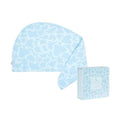 Touca de secagem rápida Dock and Bay azul claro com padrão de manchas, ao lado da sua caixa de oferta coordenada.