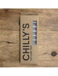 Embalagem de cartão castanho da Chilly's Ice Cube Tray, vista sobre uma superfície de madeira.