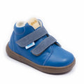 Vista lateral das botas barefoot Dodo Shoes em azul, com sistema de fecho em Velcro duplo e design anatómico para um ajuste seguro e conforto durante o movimento natural dos pés.