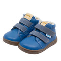 Par de botas barefoot Dodo Shoes em azul, com fecho em Velcro duplo, interior em lã e palmilha em merino, design anatómico e sola flexível para conforto e desenvolvimento saudável dos pés infantis.