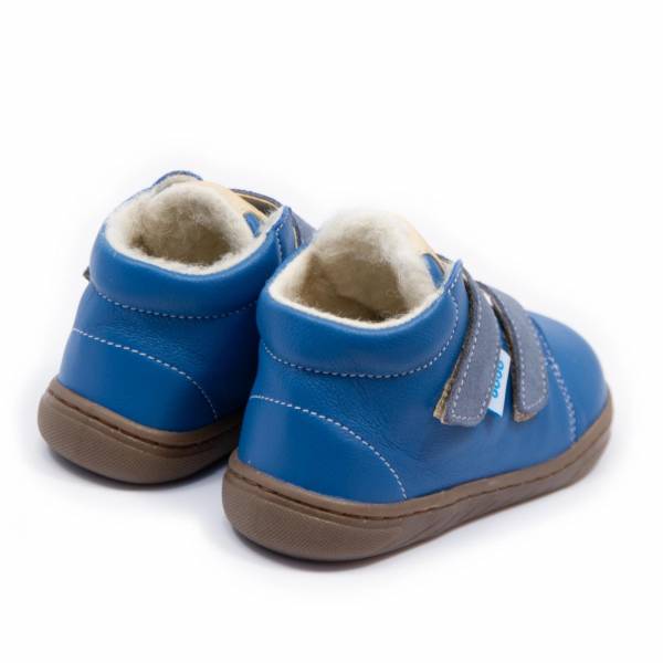 Par de botas barefoot Dodo Shoes em azul, com fecho em Velcro duplo, interior em lã e palmilha em merino, design anatómico e sola flexível para conforto e desenvolvimento saudável dos pés infantis.