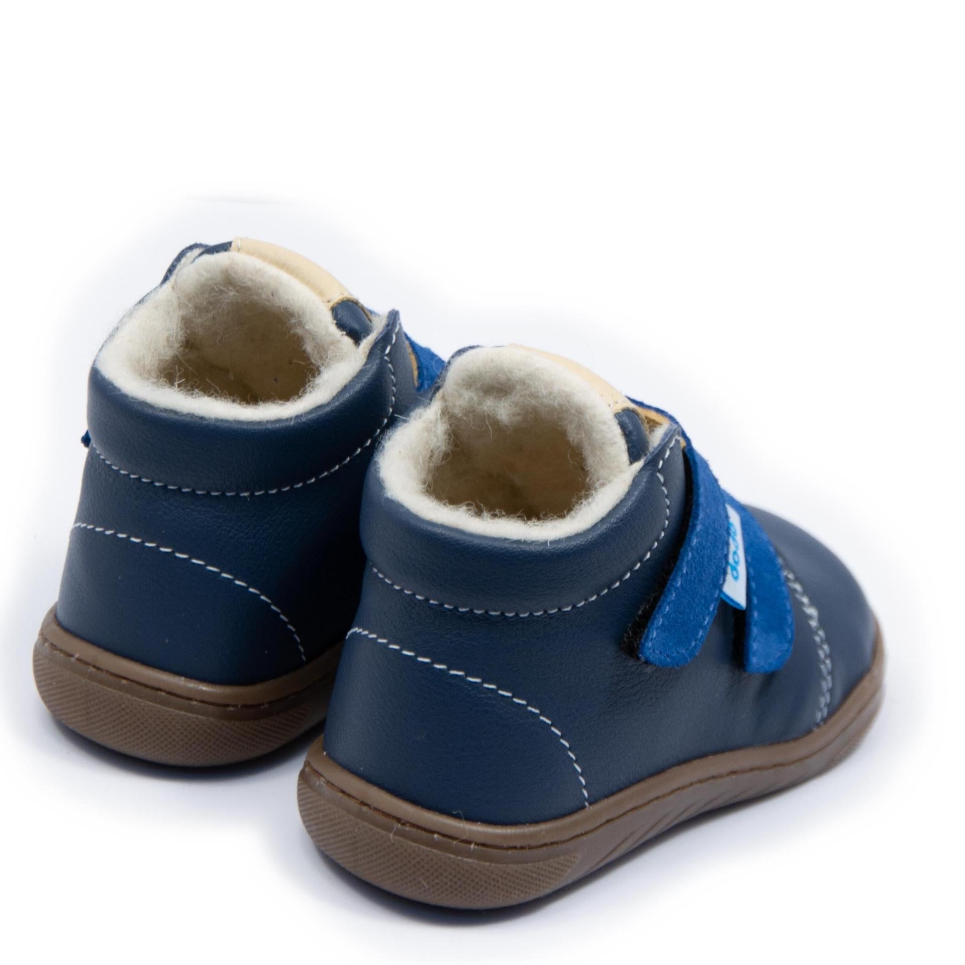 Vista lateral das botas barefoot Dodo Shoes em azul marinho, com interior em lã, palmilha em merino e acabamento reforçado no calcanhar para maior estabilidade.