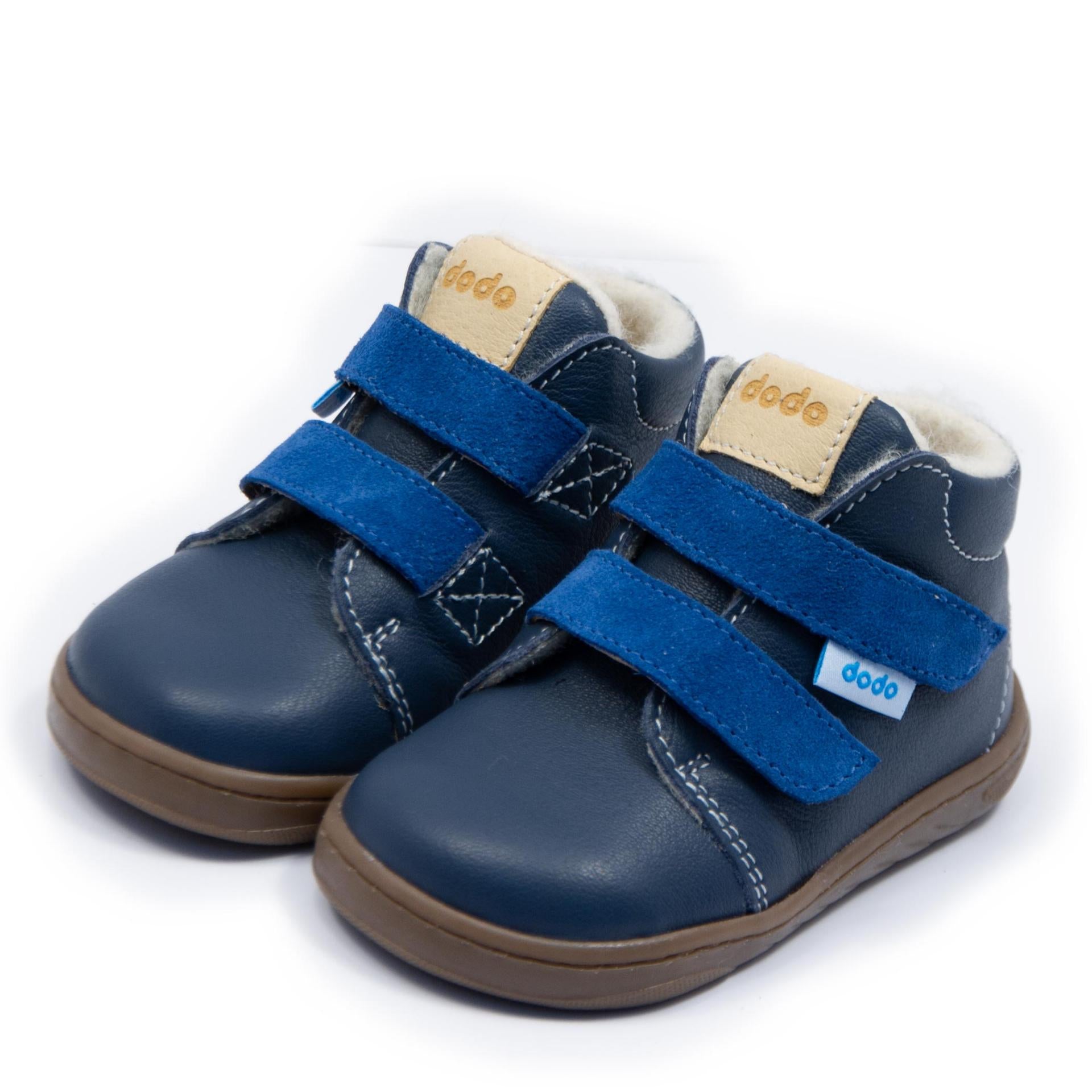 Par de botas barefoot Dodo Shoes em azul marinho, com fecho em Velcro duplo, interior em lã e design anatómico para conforto e desenvolvimento saudável dos pés infantis.