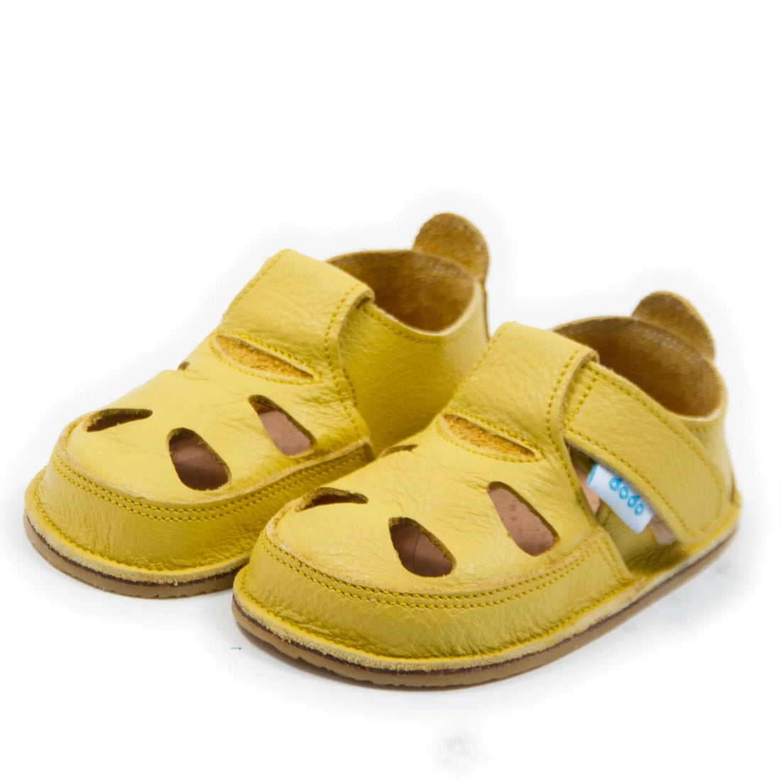 Sandália barefoot Dodo Shoes em amarelo, vista de cima, com sola de borracha natural flexível de 3 mm para excelente aderência e conforto ao caminhar.