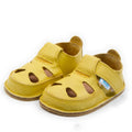 Par de sandálias barefoot Dodo Shoes em amarelo, feitas em pele premium macia, com design respirável e sola de borracha natural flexível de 3 mm para um desenvolvimento saudável dos pés infantis.