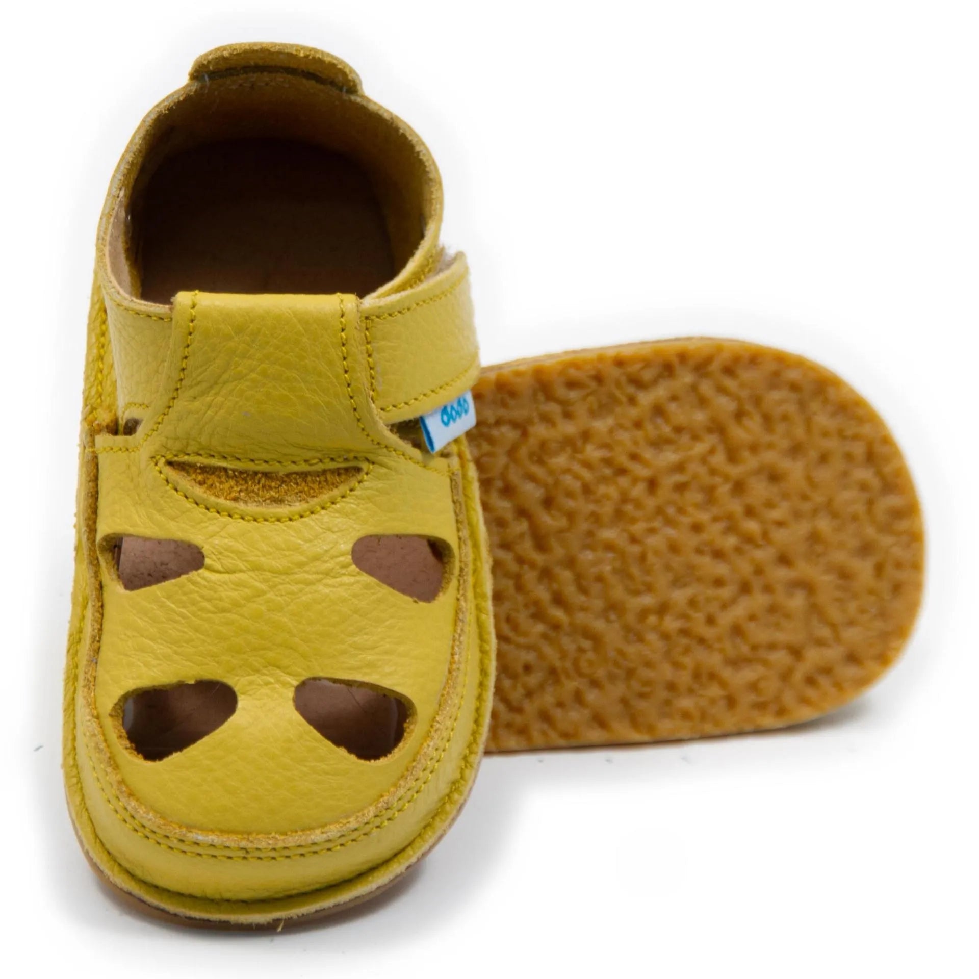 Sandália barefoot Dodo Shoes em amarelo, vista de cima, com sola de borracha natural flexível de 3 mm para excelente aderência e conforto ao caminhar.