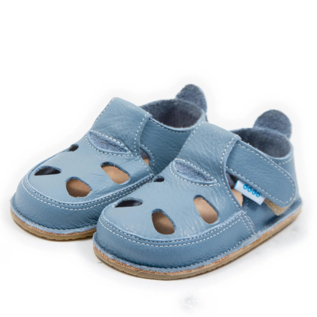 Sandália barefoot Dodo Shoes em azul claro, vista de cima, mostrando a sola de borracha natural de 3 mm altamente flexível, com excelente aderência para movimentos seguros.