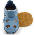 Sandália barefoot Dodo Shoes em azul claro, vista de cima, mostrando a sola de borracha natural de 3 mm altamente flexível, com excelente aderência para movimentos seguros.