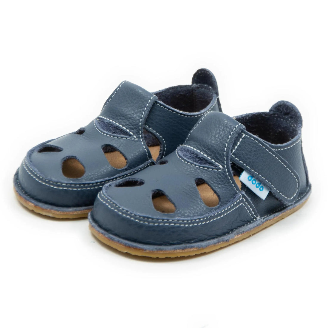 Sandália barefoot Dodo Shoes em azul escuro, vista de cima, com sola de borracha natural flexível de 3 mm para excelente aderência e conforto ao caminhar.