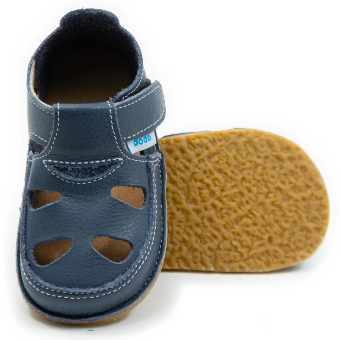 Sandália barefoot Dodo Shoes em azul escuro, vista de cima, com sola de borracha natural flexível de 3 mm para excelente aderência e conforto ao caminhar.