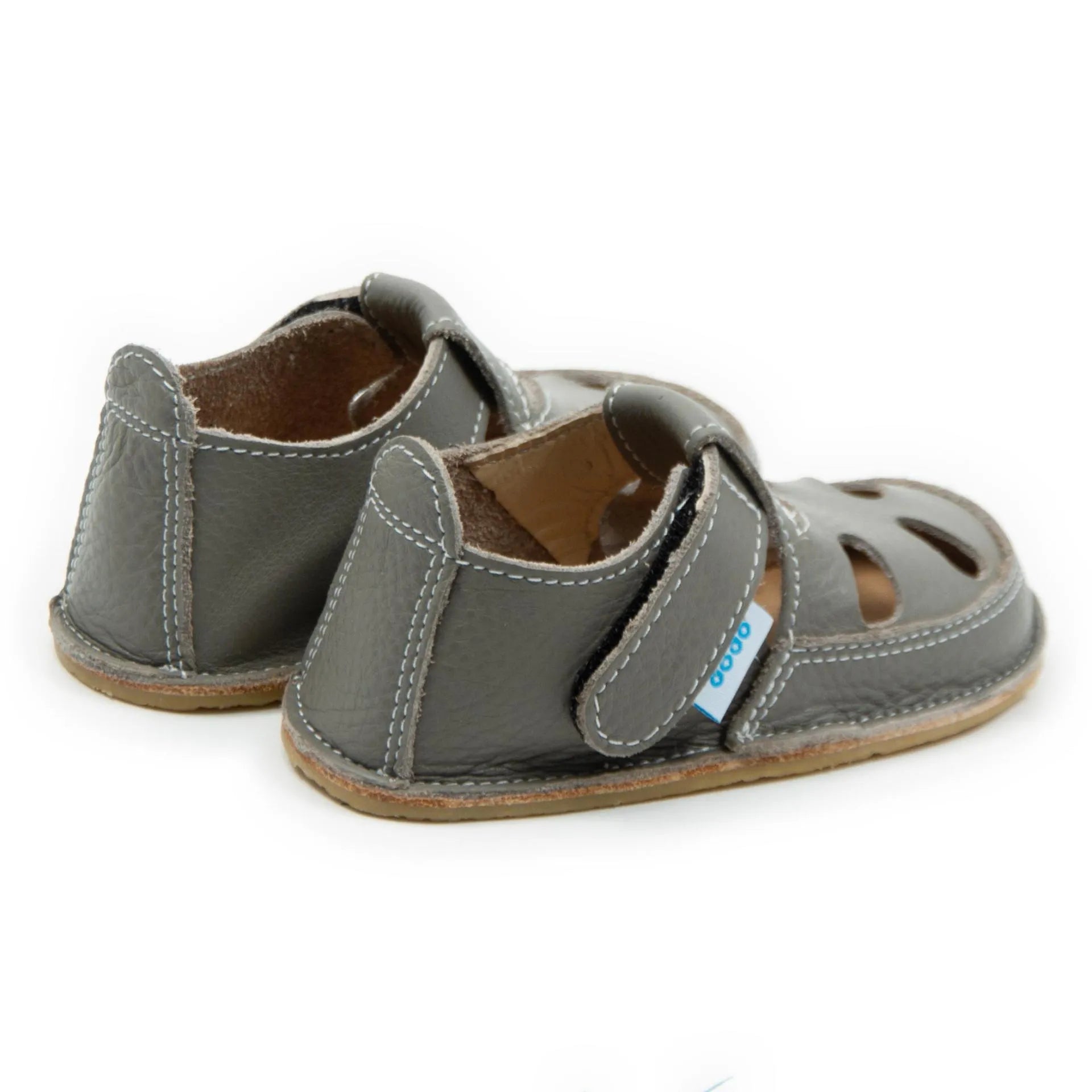 Vista lateral das sandálias barefoot Dodo Shoes em castanho, com sistema de fecho em Velcro para um ajuste seguro e design anatómico que apoia o desenvolvimento natural dos pés.