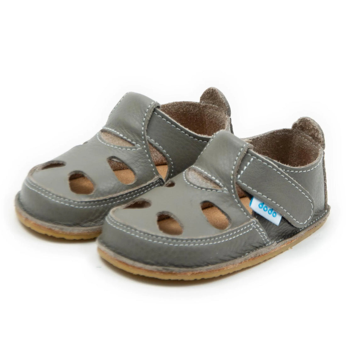 Sandália barefoot Dodo Shoes em castanho, vista de cima, com sola de borracha natural flexível de 3 mm para excelente aderência e conforto ao caminhar.

