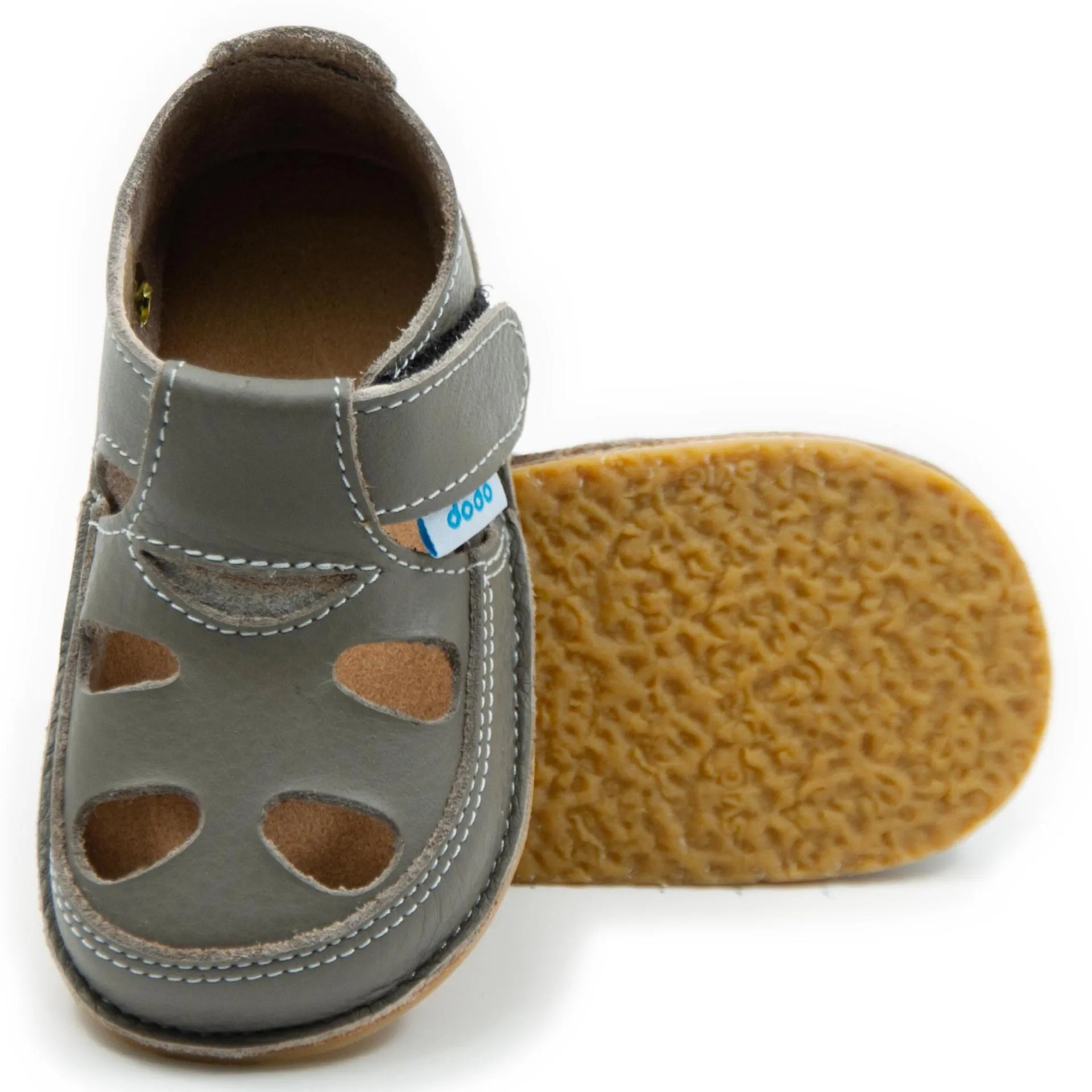 Sandália barefoot Dodo Shoes em castanho, vista de cima, com sola de borracha natural flexível de 3 mm para excelente aderência e conforto ao caminhar.

