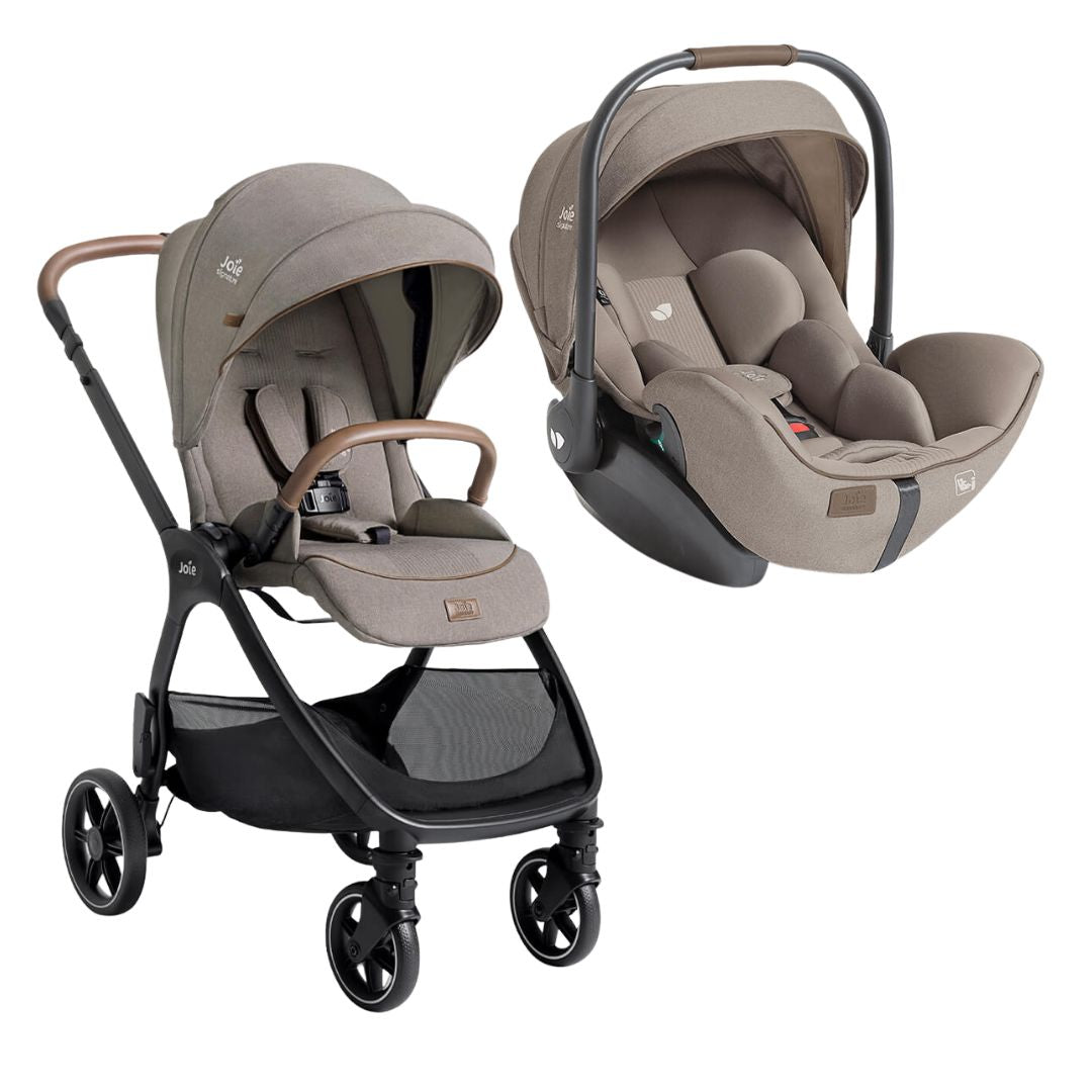 Duo Joie Valora Signature Carrinho de Passeio e Cadeira Auto I-Level Pro na cor bege/castanho claro com detalhes em pele sintética, ambos os artigos em fundo branco.