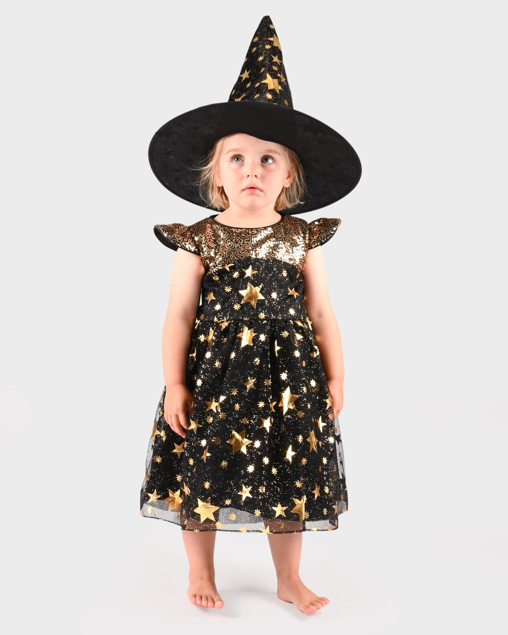 Vestido de bruxa preto com estrelas douradas e chapéu da Den Goda Fen, disfarce de Halloween para menina